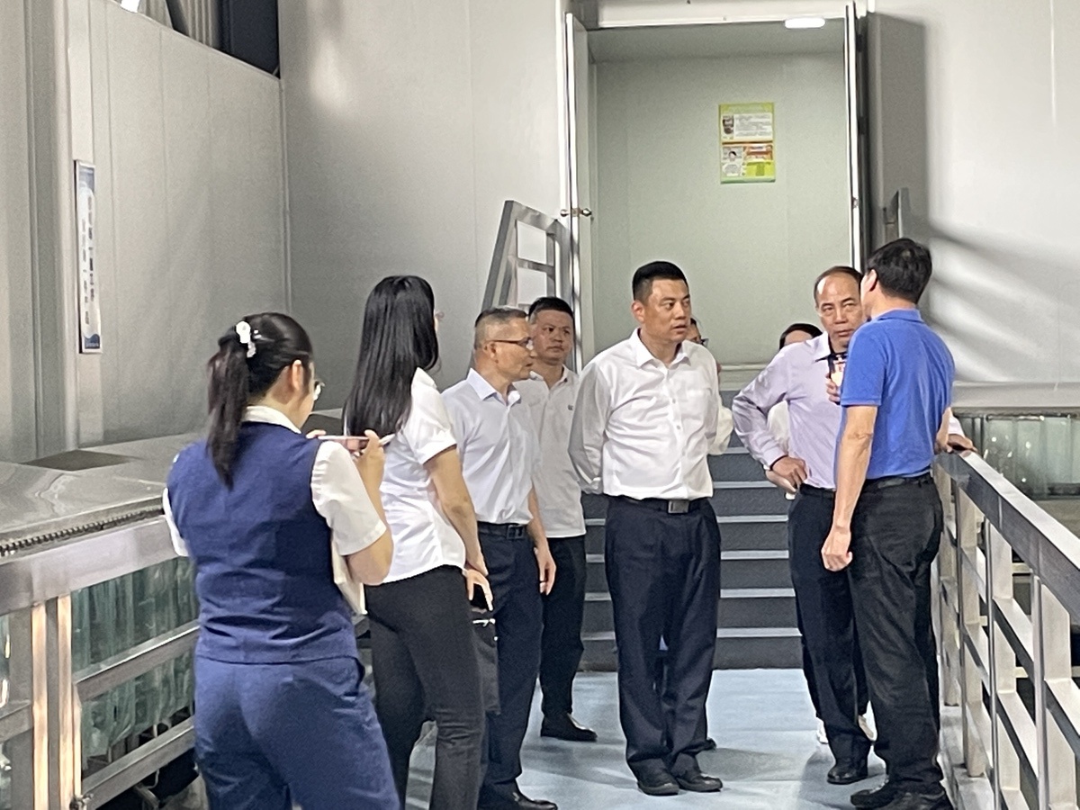 肇庆市银监领导(工厂参观)