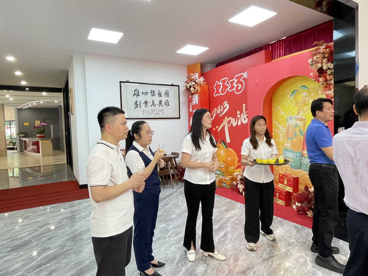 肇庆市银监领导(工厂参观)