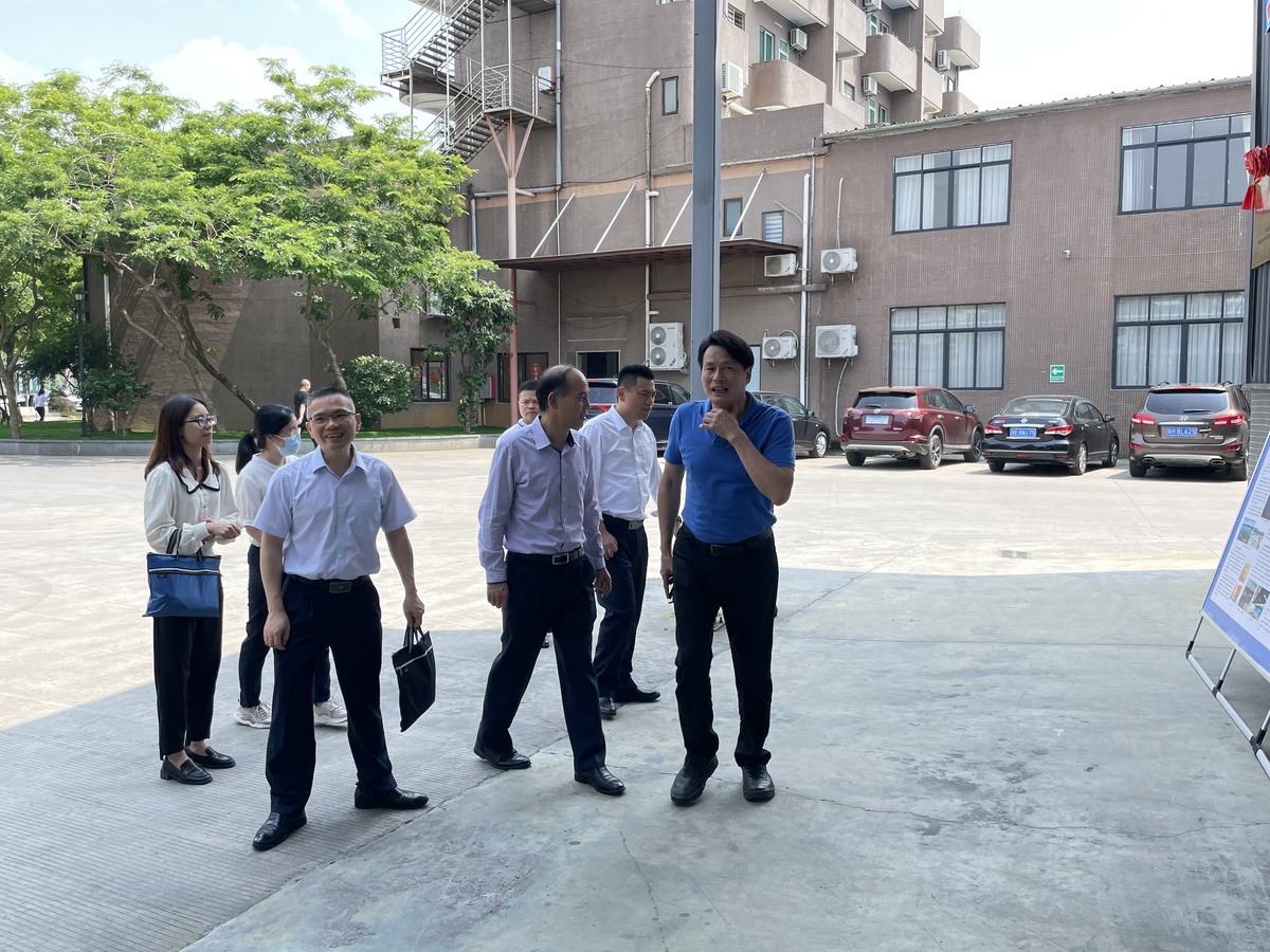 肇庆市银监领导(工厂参观)